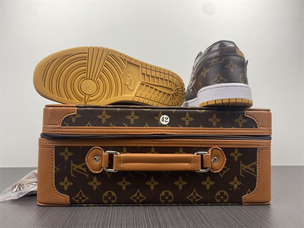 AIR JORDAN 1 LOW SNEAKERS