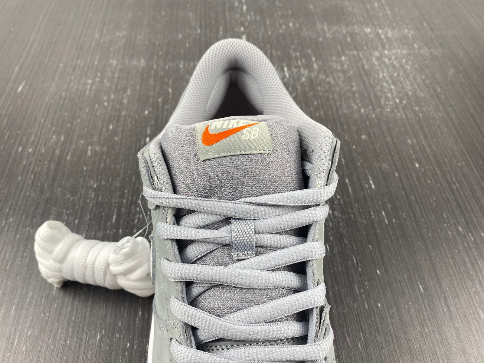 Nike SB Dunk Low “Grey Gum” DV5464-001