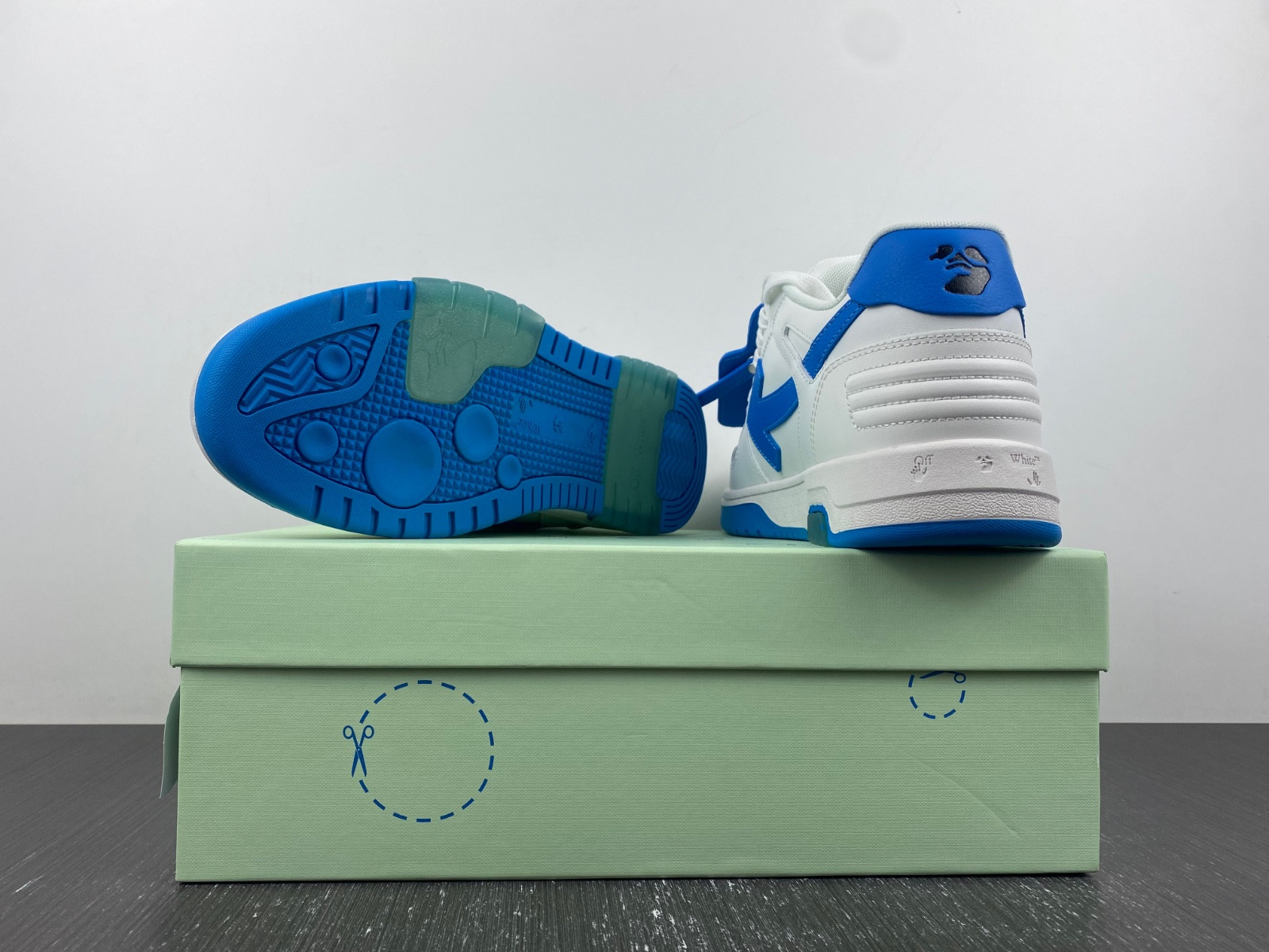 Off-White c/o Virgil Abloh