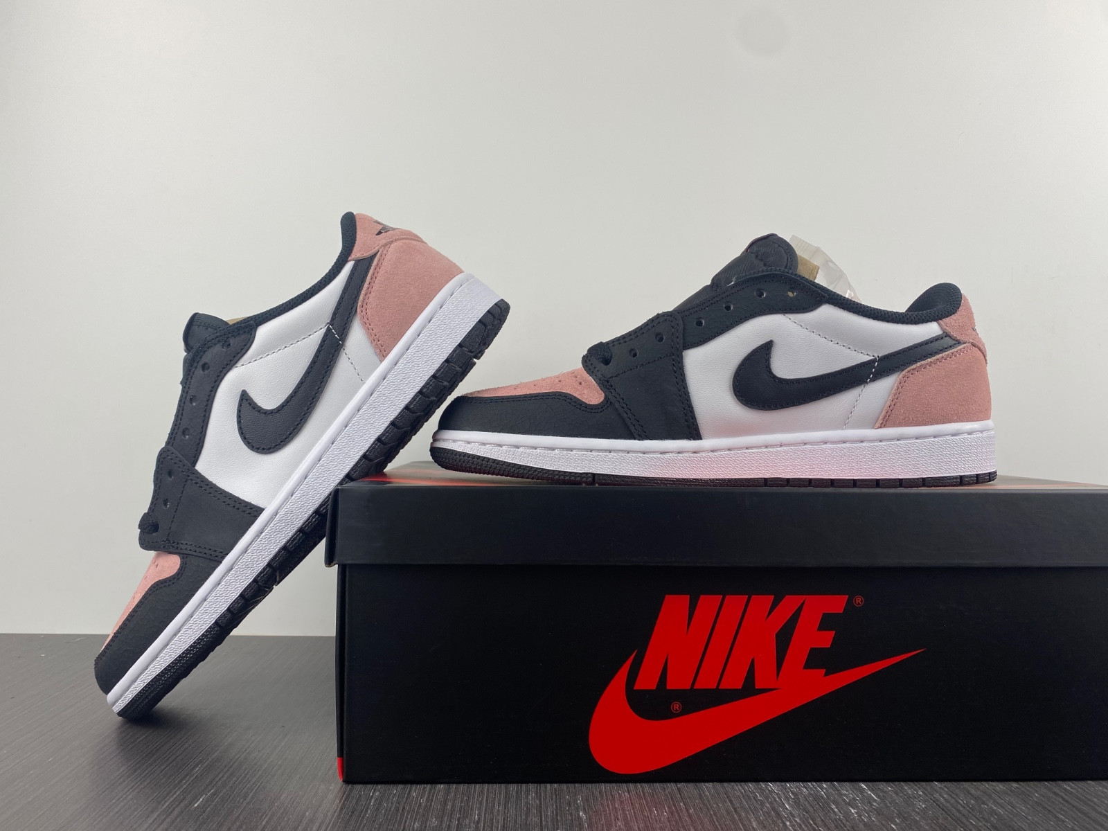 Jordan 1 Low OG Bleached Coral CZ0790-061