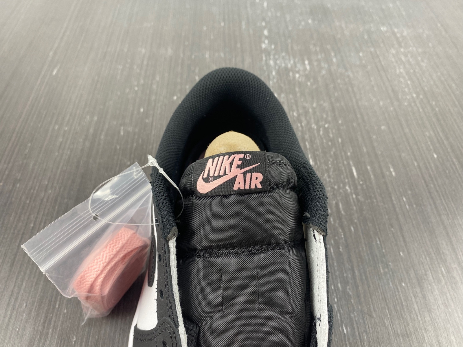 Jordan 1 Low OG Bleached Coral CZ0790-061