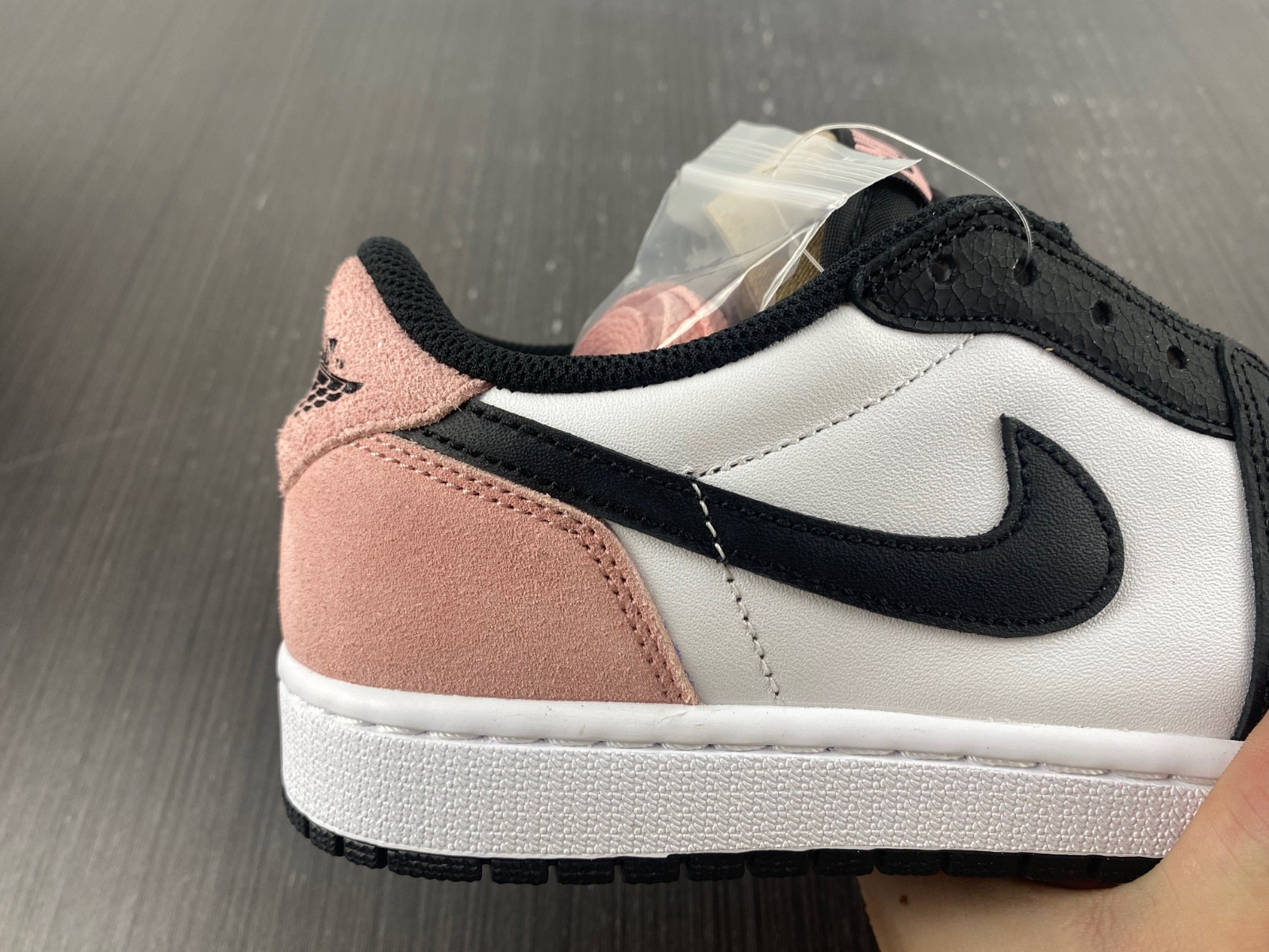 Jordan 1 Low OG Bleached Coral CZ0790-061