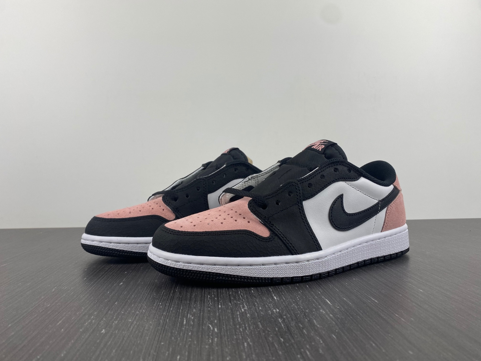 Jordan 1 Low OG Bleached Coral CZ0790-061