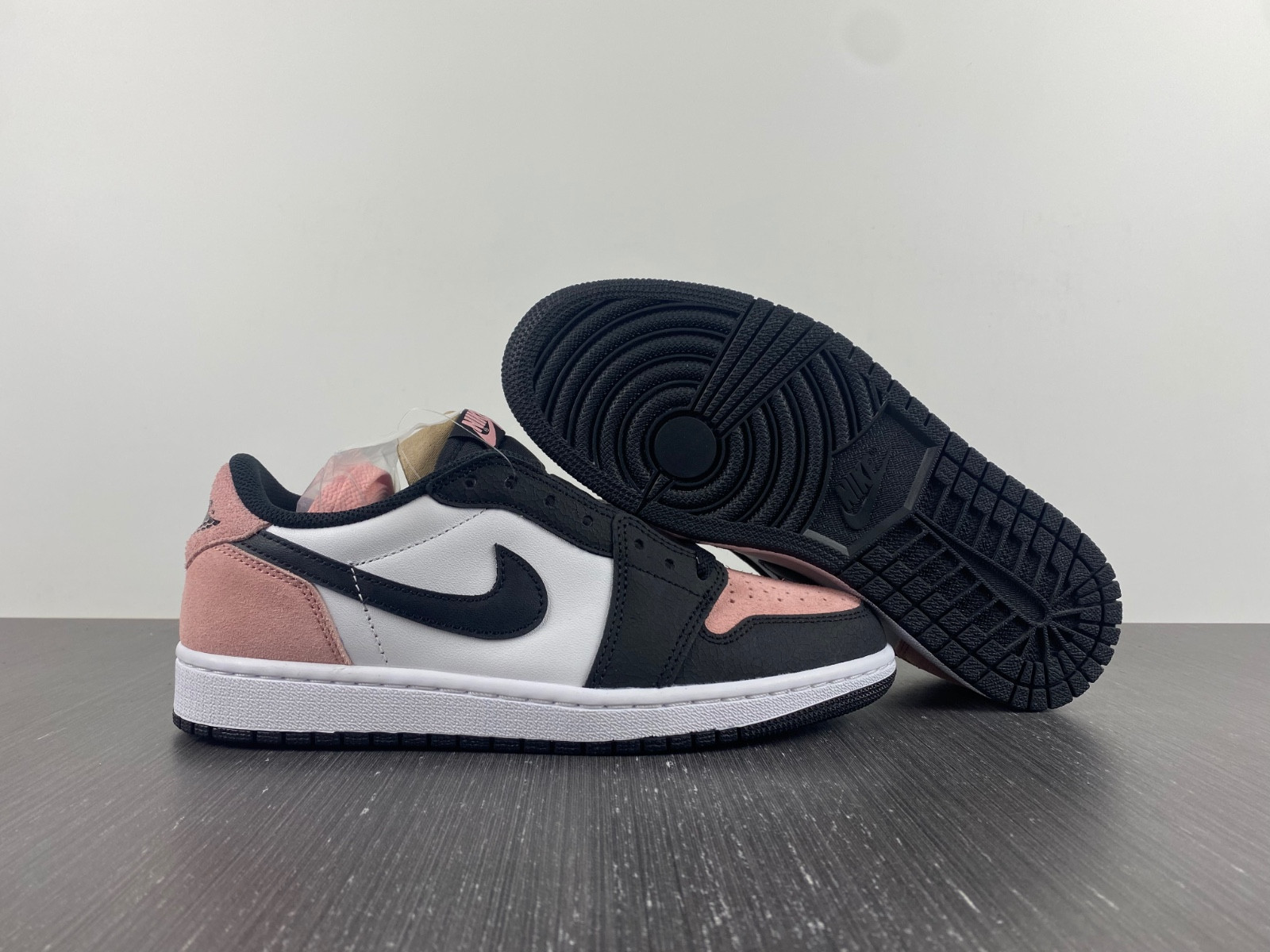 Jordan 1 Low OG Bleached Coral CZ0790-061