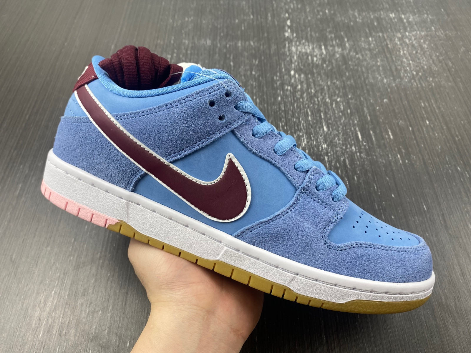 Nike SB Dunk Low Philadelphia Phillies - DQ4040-400