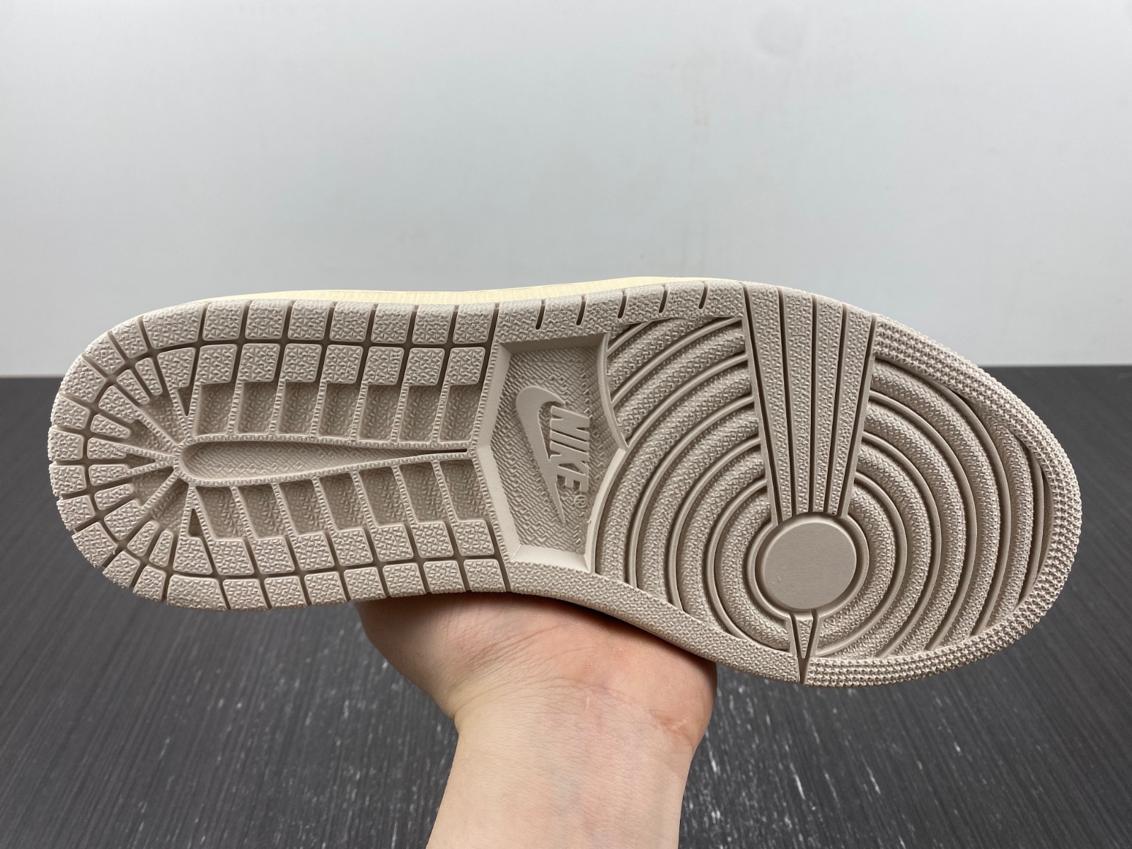 Travis Scott x Air Jordan 1 Low OG DM7866-102