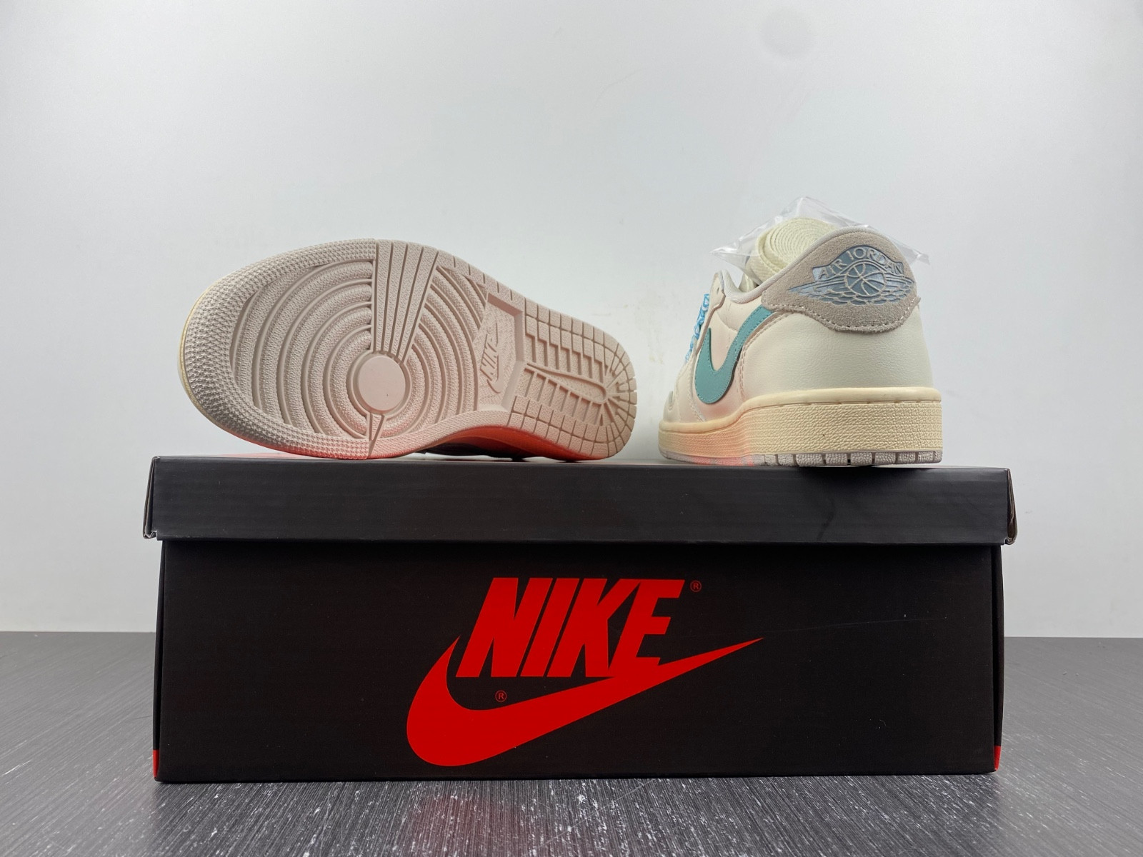 Travis Scott x Air Jordan 1 Low OG DM7866-102
