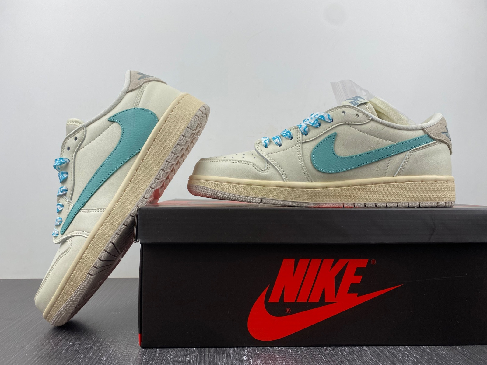 Travis Scott x Air Jordan 1 Low OG DM7866-102