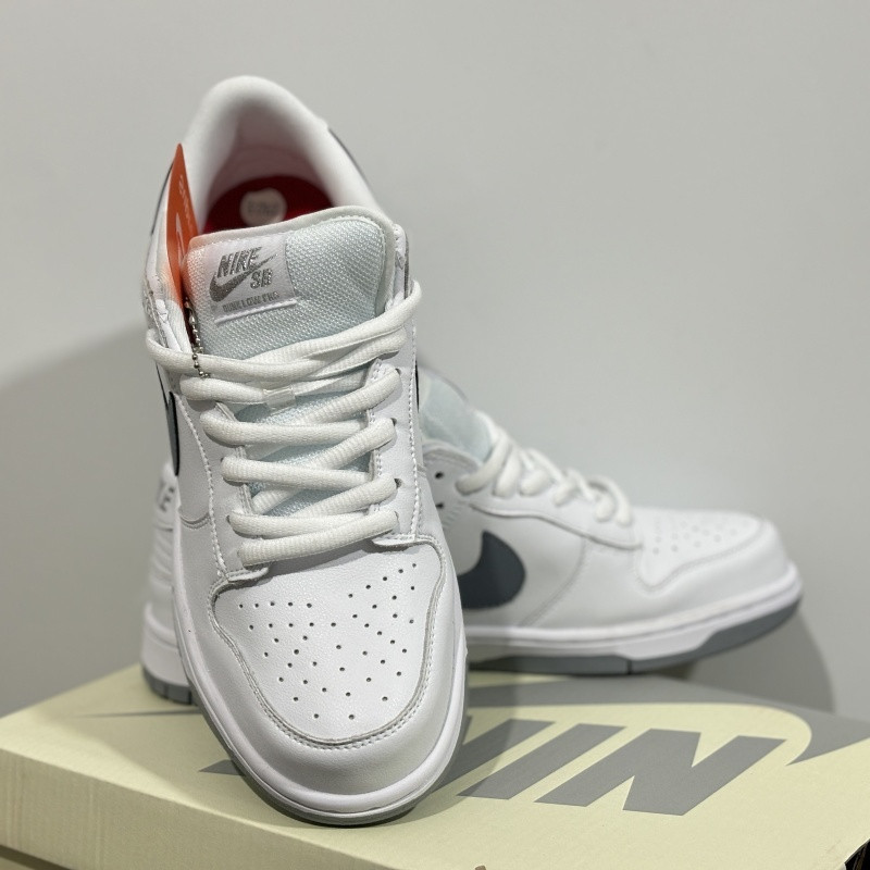 Suprem* x Nike SB Dunk Low White / Metallic Silver-White HQ8487-100