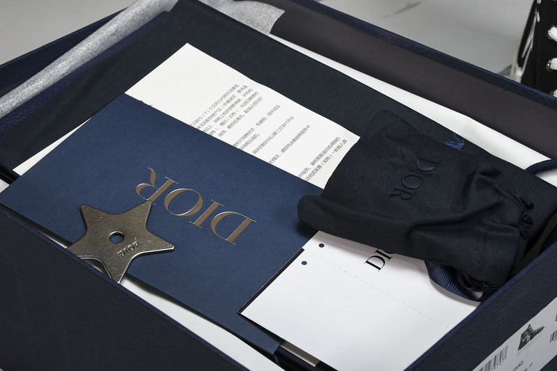 D B23 HIGH-TOP SNEAKERS