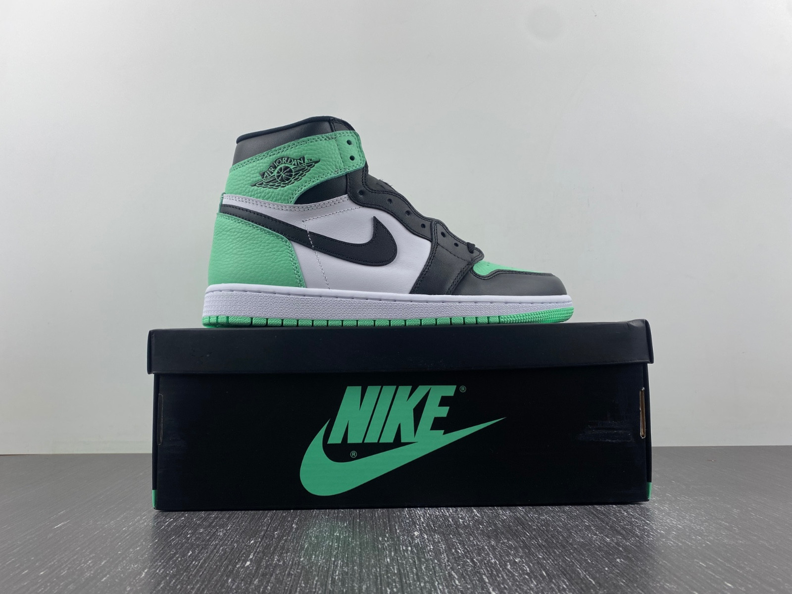 Air Jordan 1 High OG Green Glow DZ5485-130