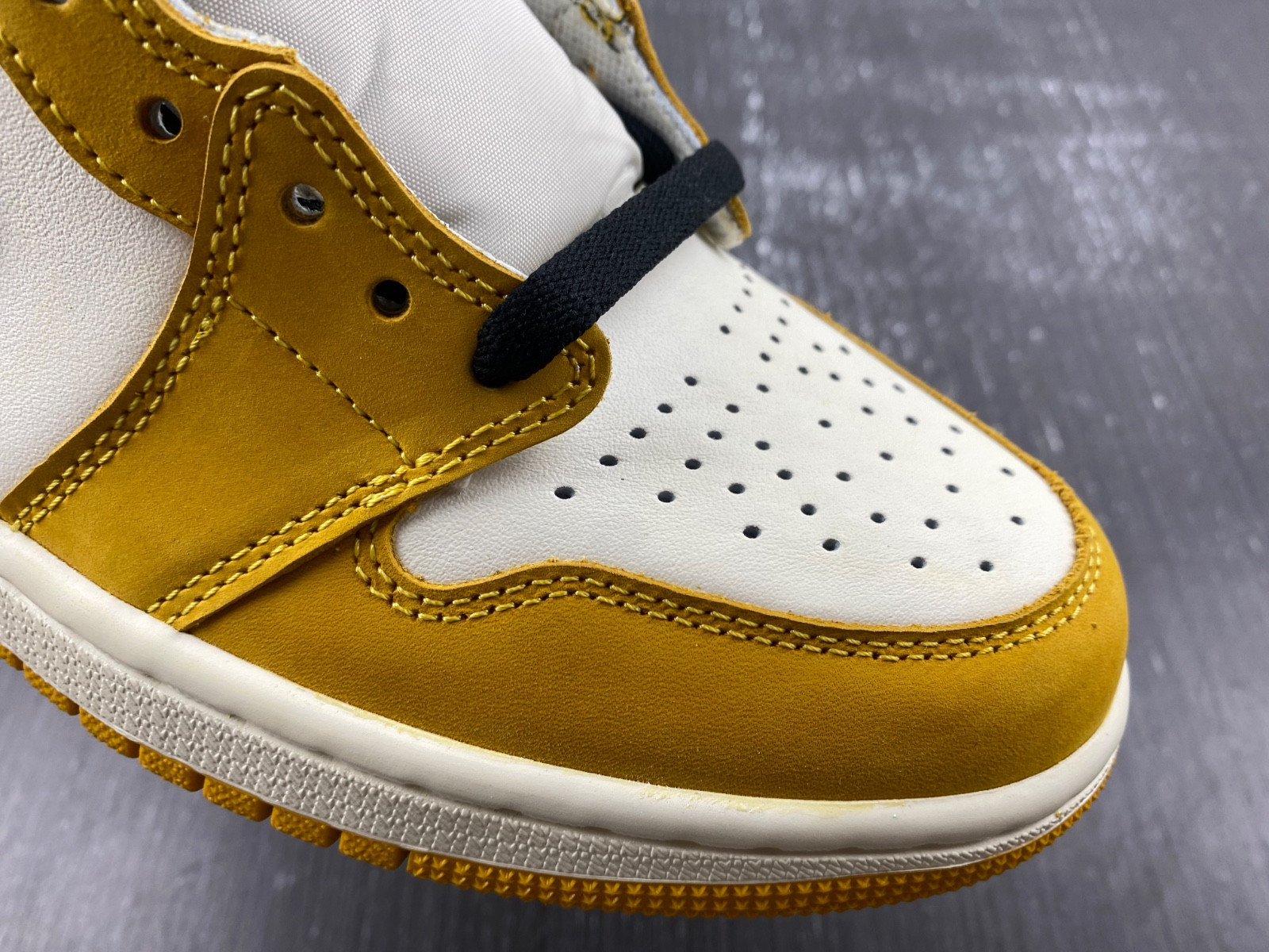 Air Jordan 1 High OG "Yellow Ochre" DZ5485-701