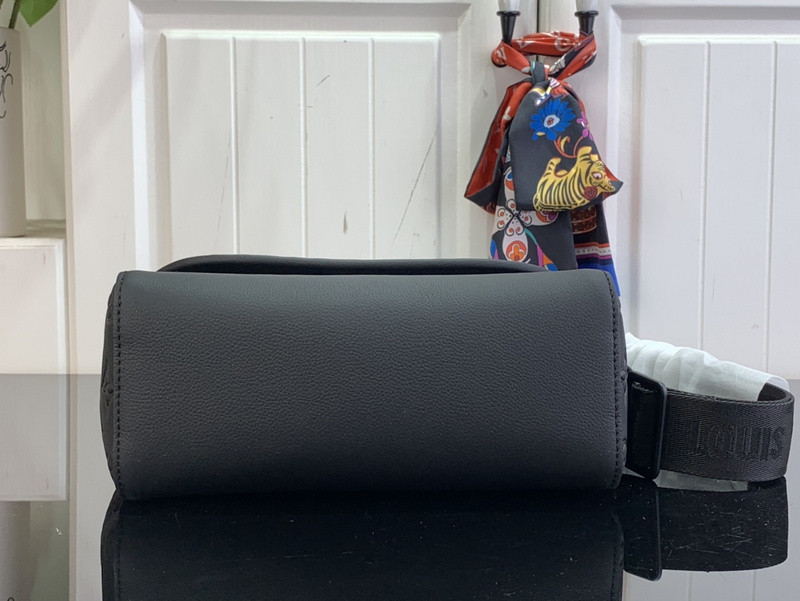 Louis Vuitton messenger