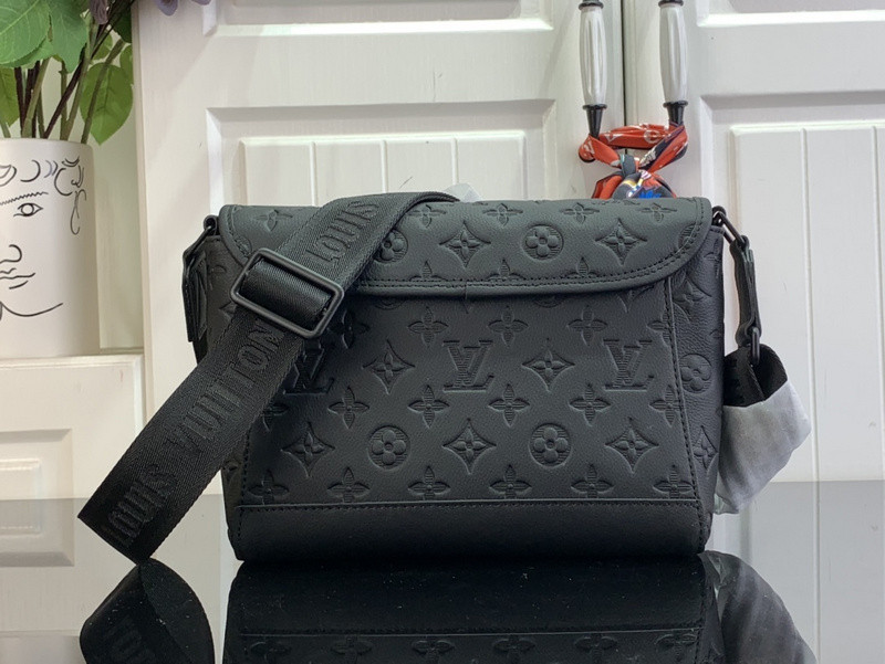 Louis Vuitton messenger