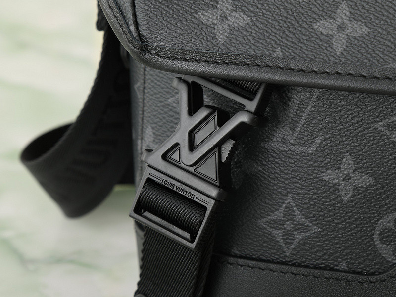 Louis Vuitton Messenger Voyager PM G65