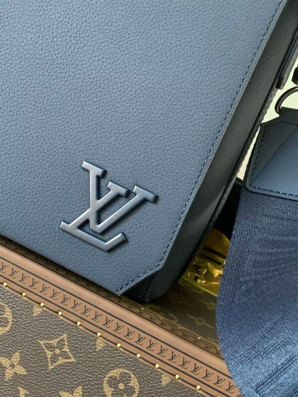 Louis Vuitton messenger