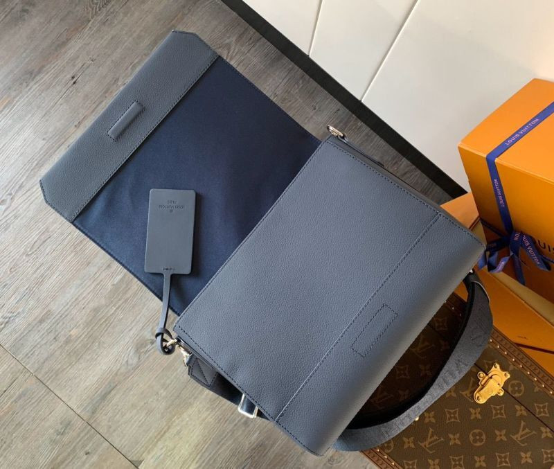 Louis Vuitton messenger