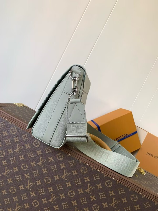 Louis Vuitton messenger