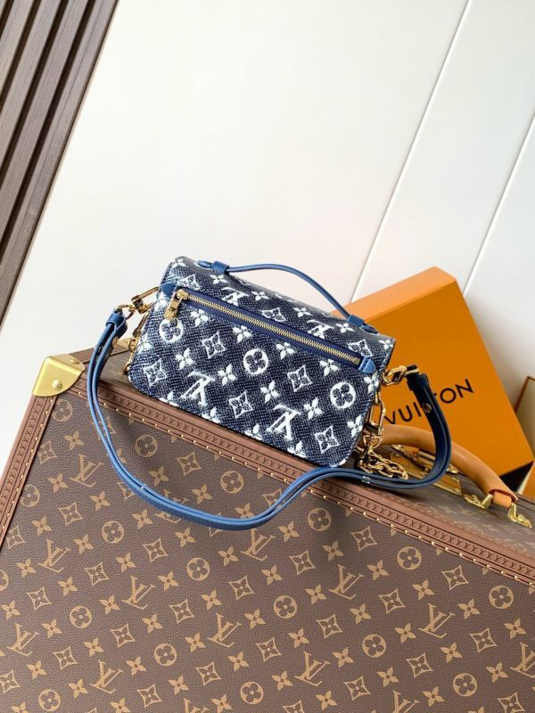 Louis Vuitton East West