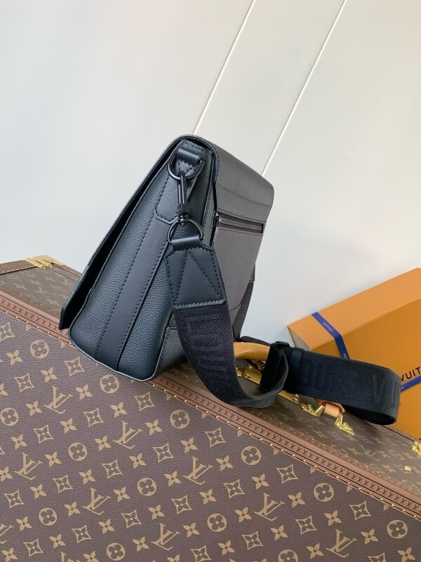 Louis Vuitton messenger