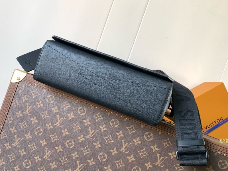 Louis Vuitton messenger