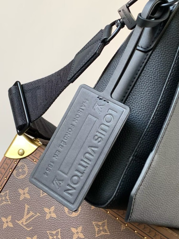 Louis Vuitton messenger