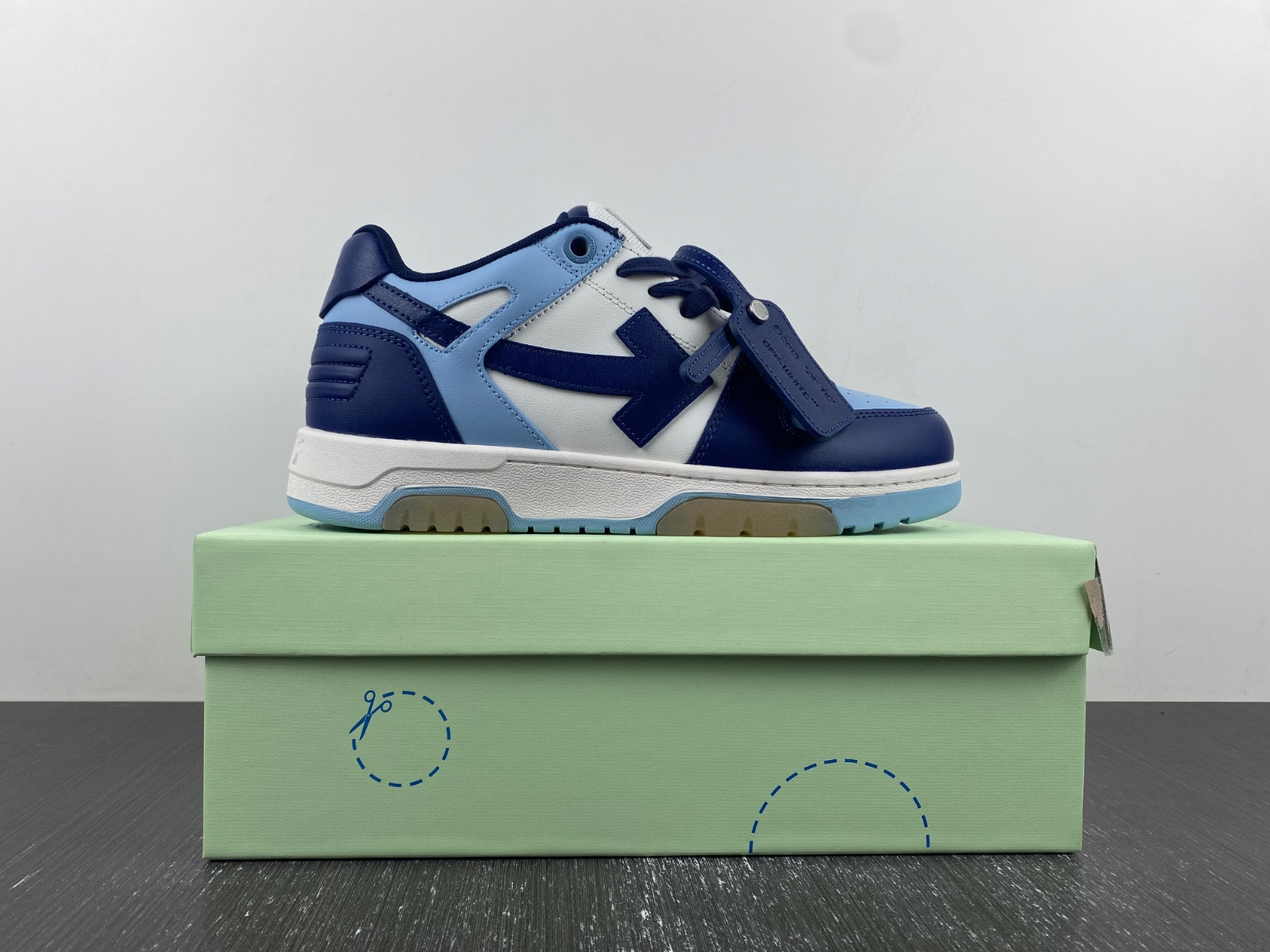 Off-White c/o Virgil Abloh