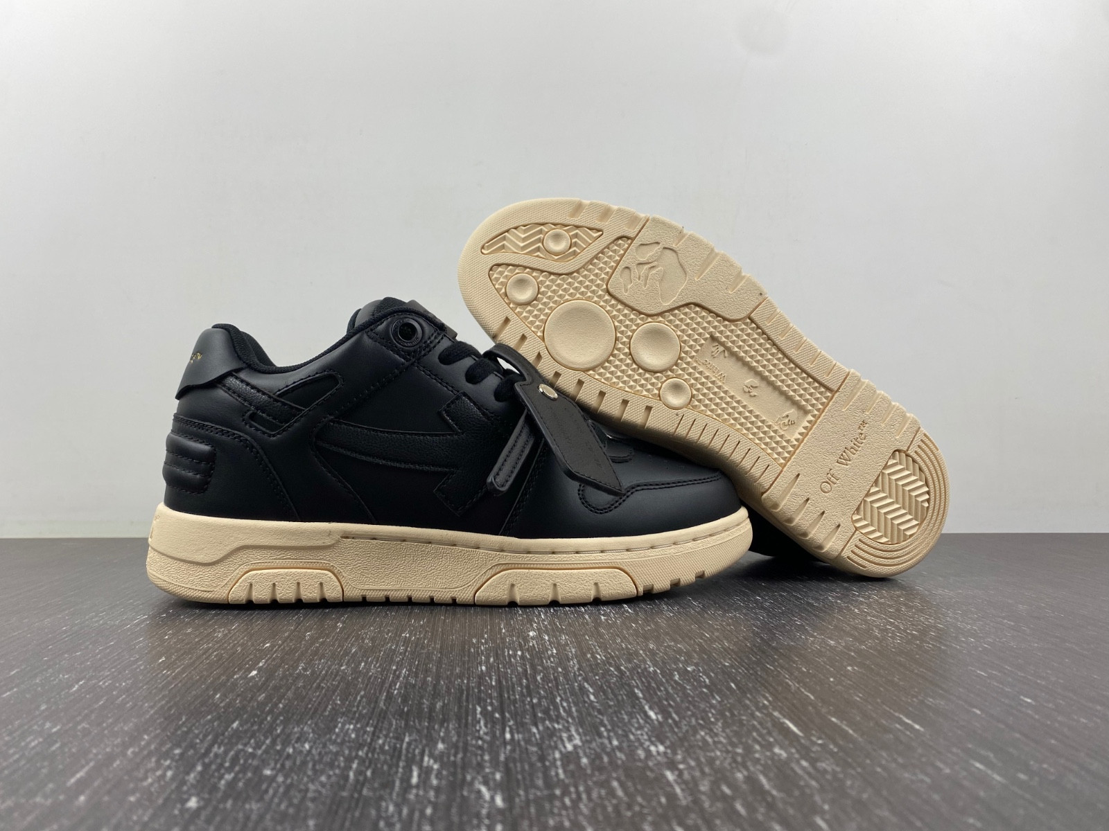 Off-White c/o Virgil Abloh