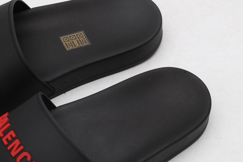 Ba*len*cia*ga black slides