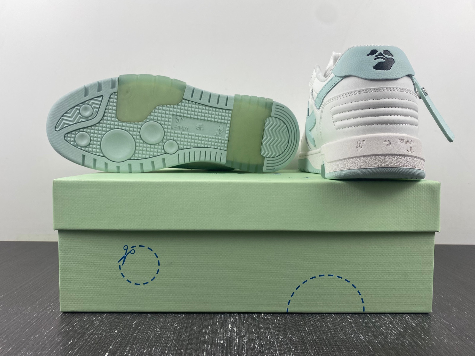 Off-White c/o Virgil Abloh