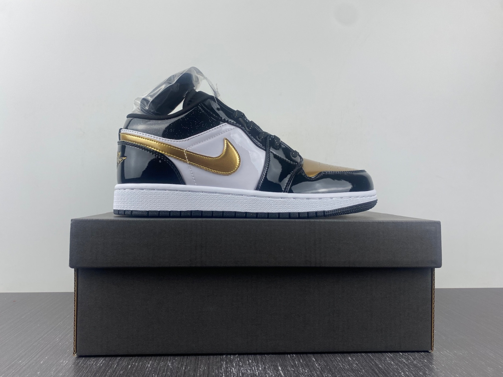 Jordan 1 Low SE Gold Toe (GS) - DR6970-071