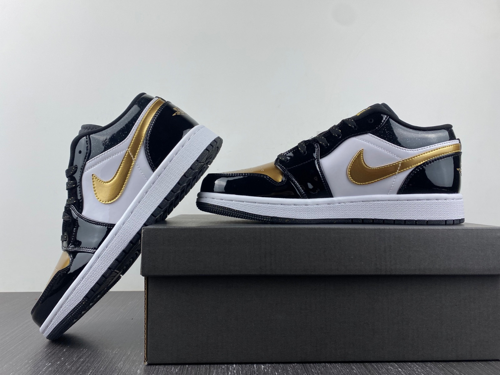 Jordan 1 Low SE Gold Toe (GS) - DR6970-071