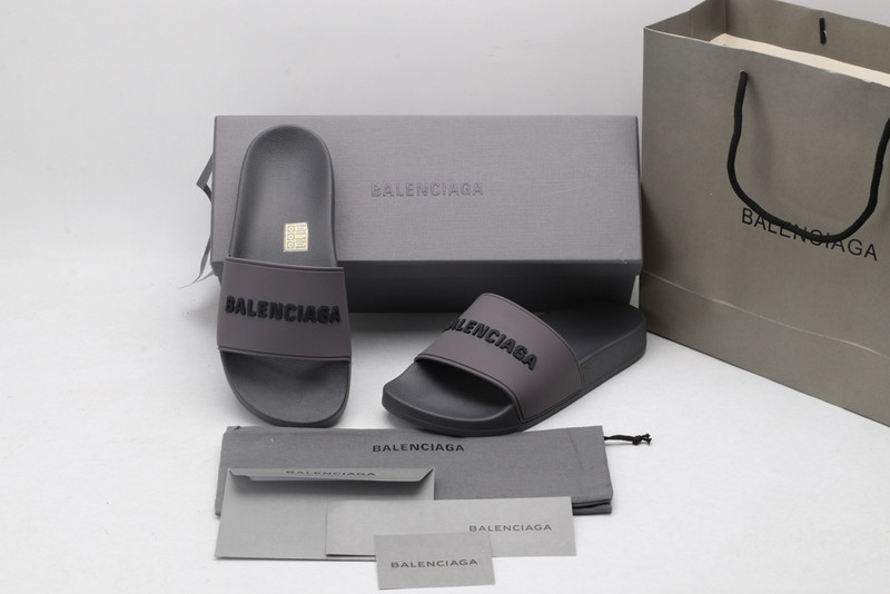 Ba*len*cia*ga grey slides