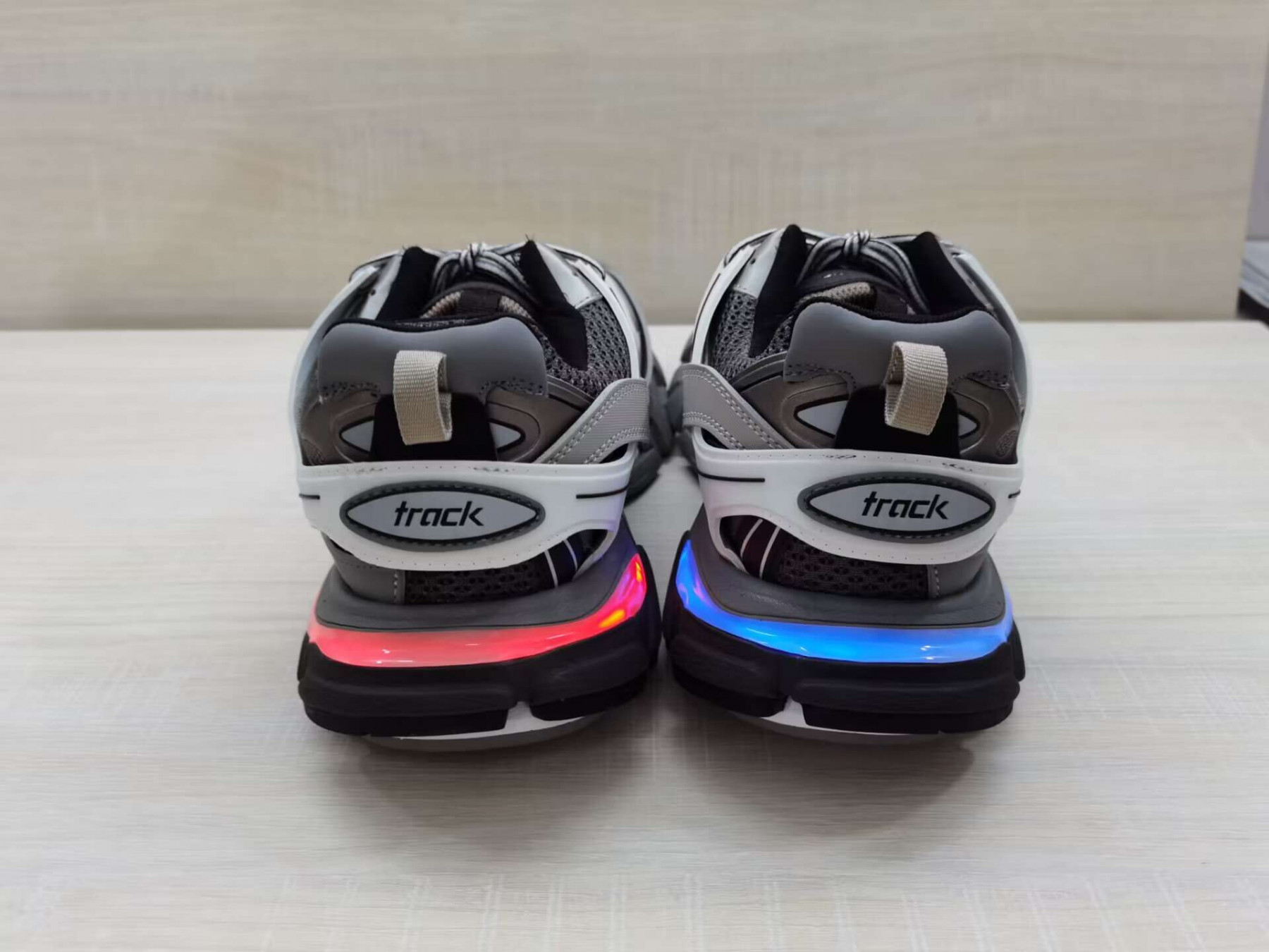 Ba*len*cia*ga led track trainer 