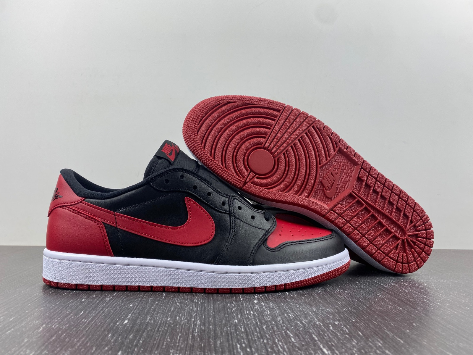 Jordan 1 Retro Low Bred (2015) - 705329-001
