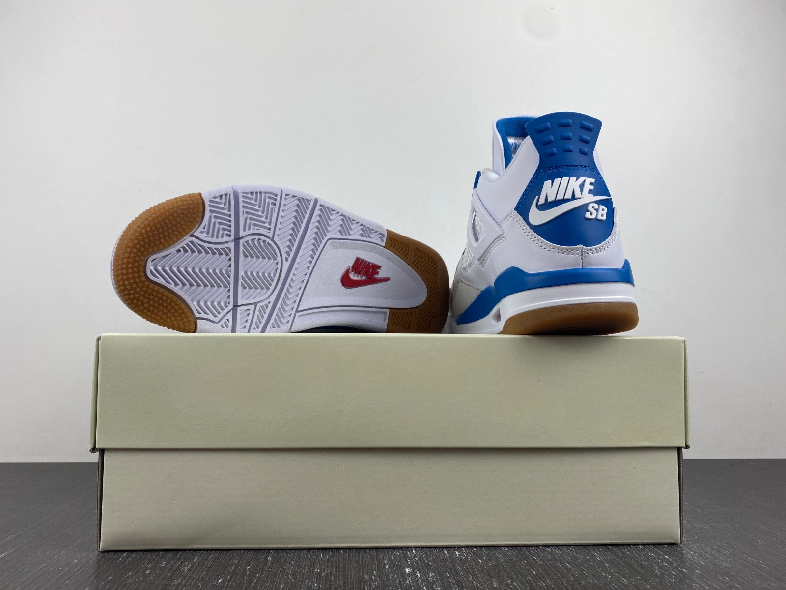 NIKE SB X AIR JORDAN 4 DR5415-104