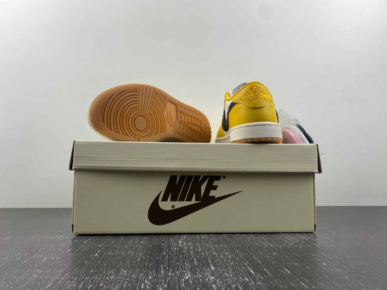 Travis Scott x Jordan 1 Low OG SP DZ4137-700