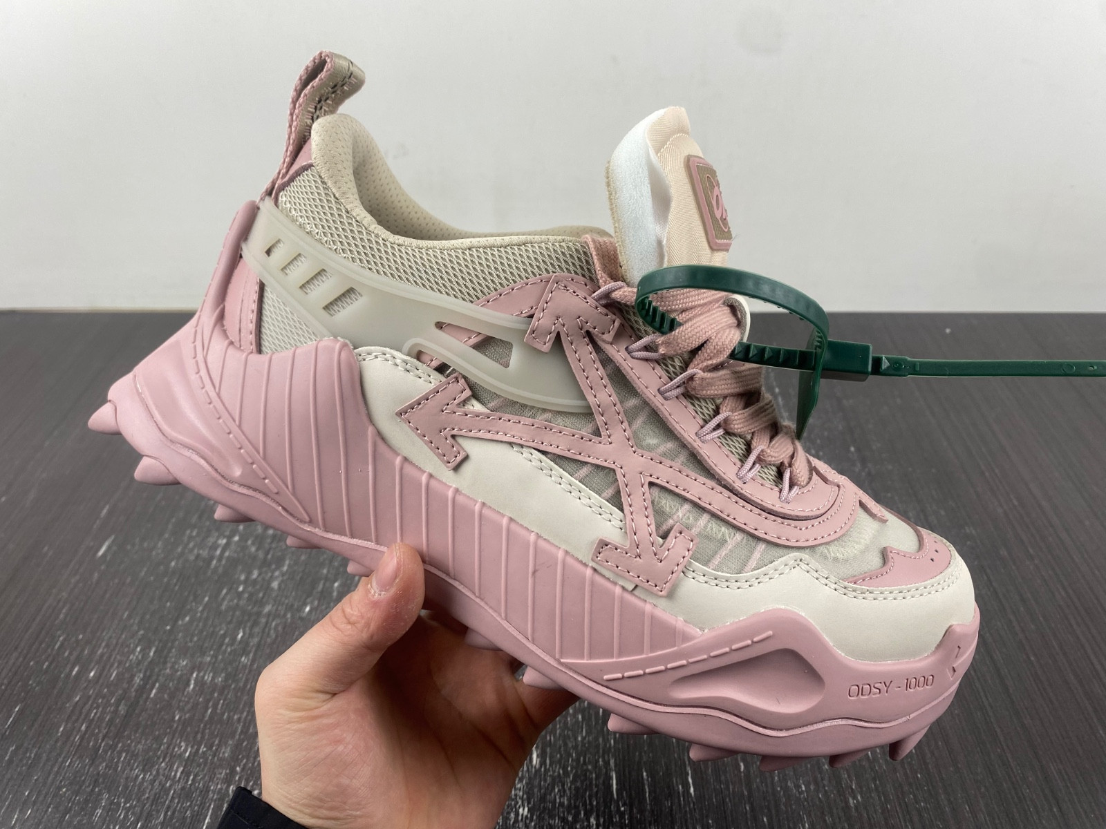 OW C/O ODSY-1000 SPORTS SHOES