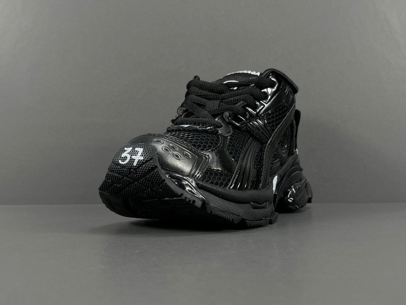 Ba*len*cia*ga runner 772767 w3rny 0135 (it’s not the same as the previous one!)