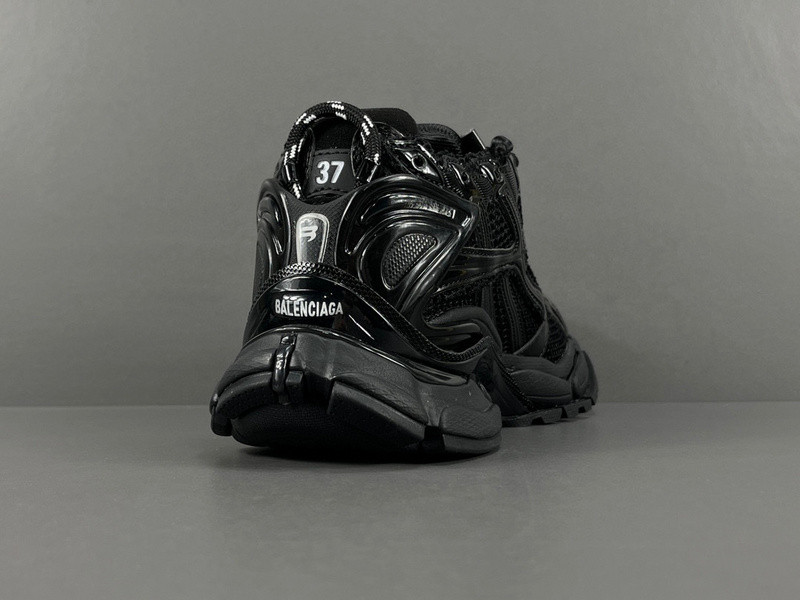 Ba*len*cia*ga runner 772767 w3rny 0135 (it’s not the same as the previous one!)