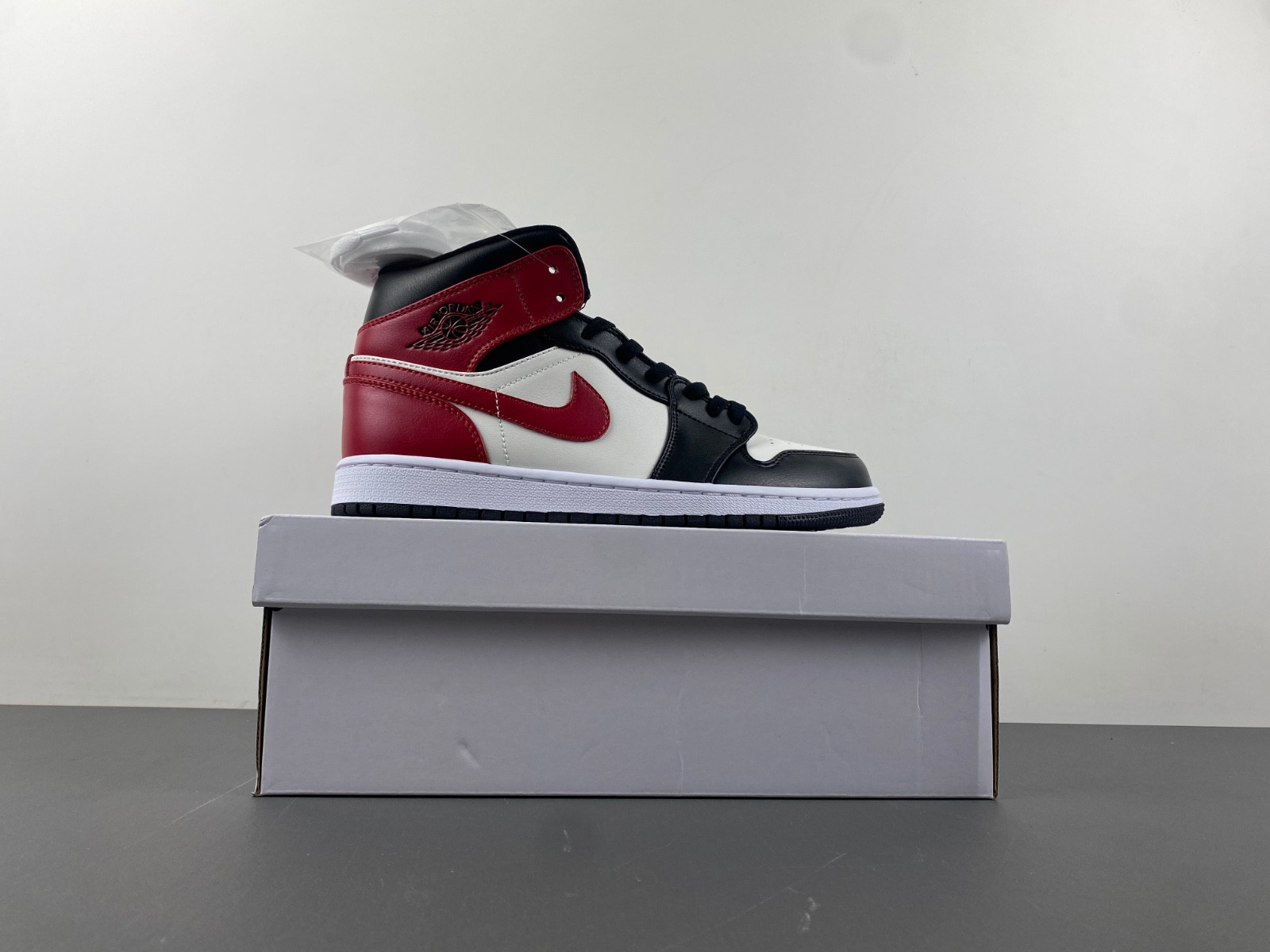 Air Jordan 1 Mid Womens Black Toe BQ6472-160