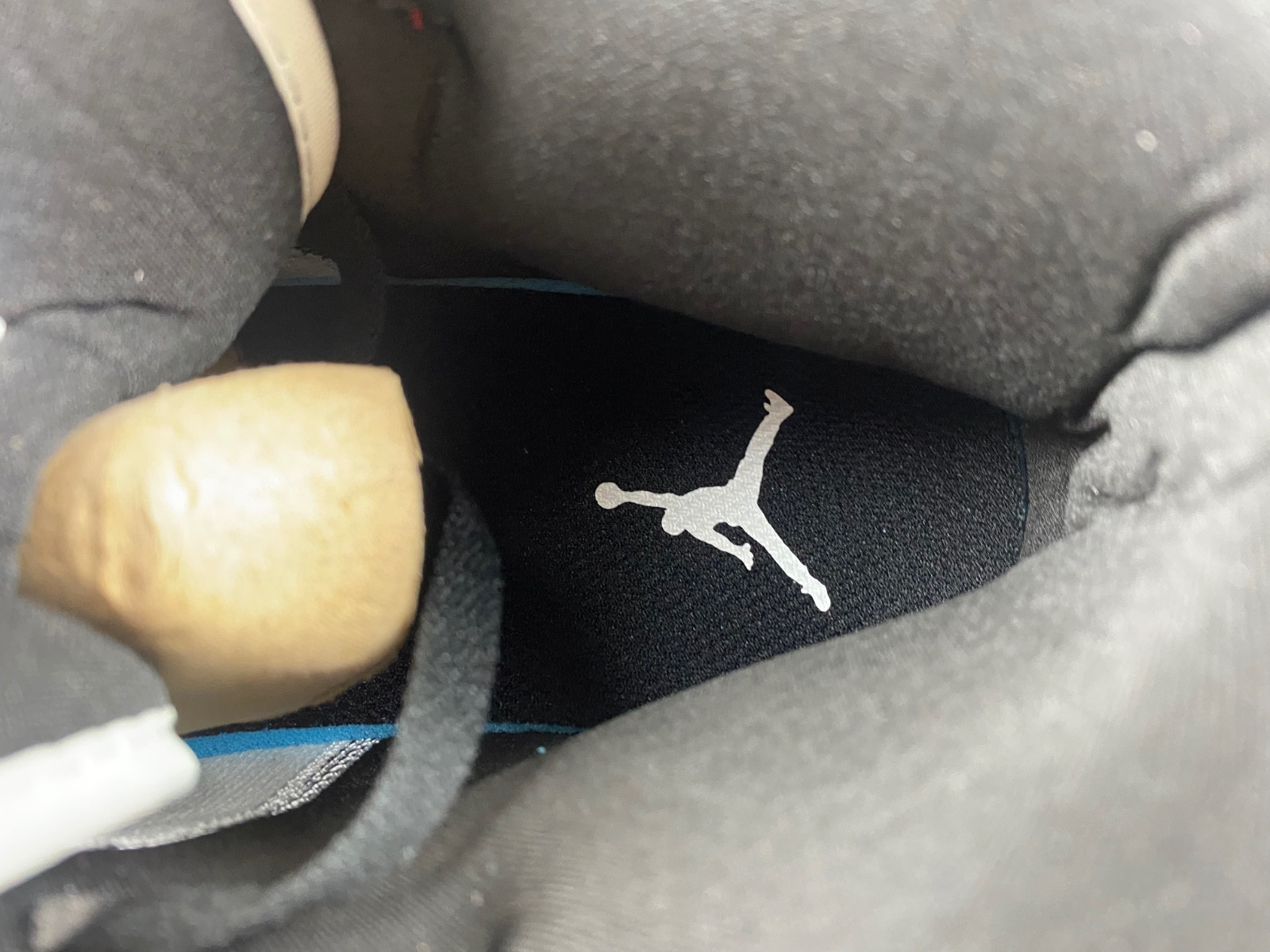 Air Jordan 1 Mid Womens Black Toe BQ6472-160